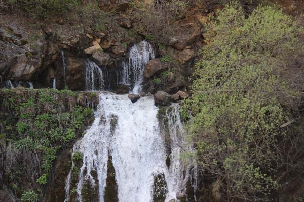 Doğa harikası şelaleye ziyaretçi akını 7