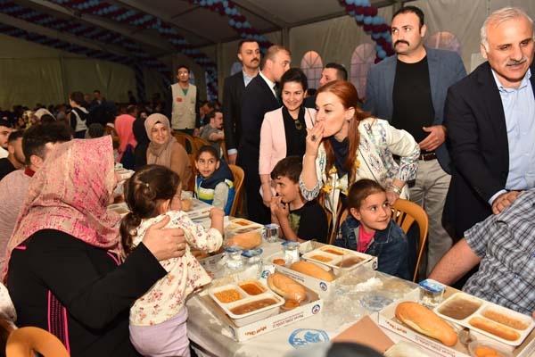 Trabzon'da yüzlerce çocuk iftarda buluştu 5
