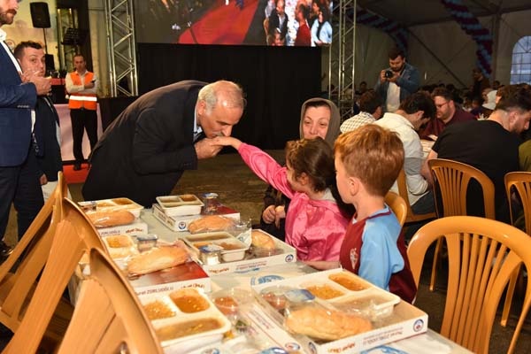 Trabzon'da yüzlerce çocuk iftarda buluştu 9