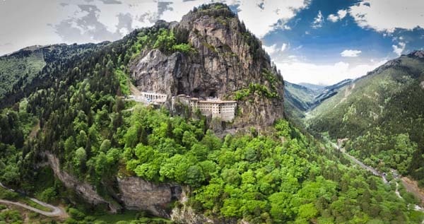 Sümela Manastırı'nda 200 metre dik yamaçta tek tek temizlediler 2