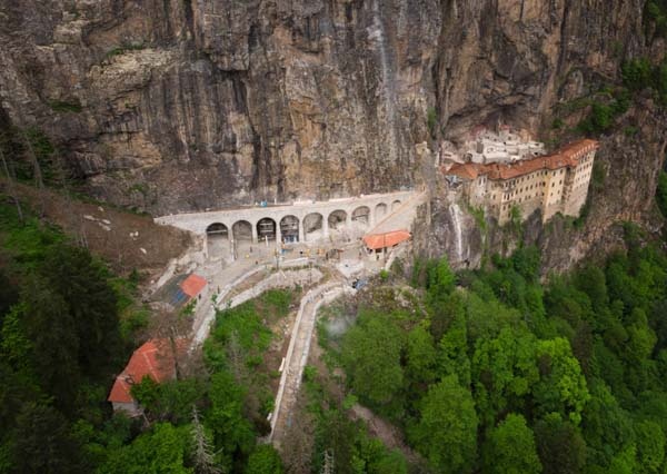 Sümela Manastırı'nda 200 metre dik yamaçta tek tek temizlediler 3