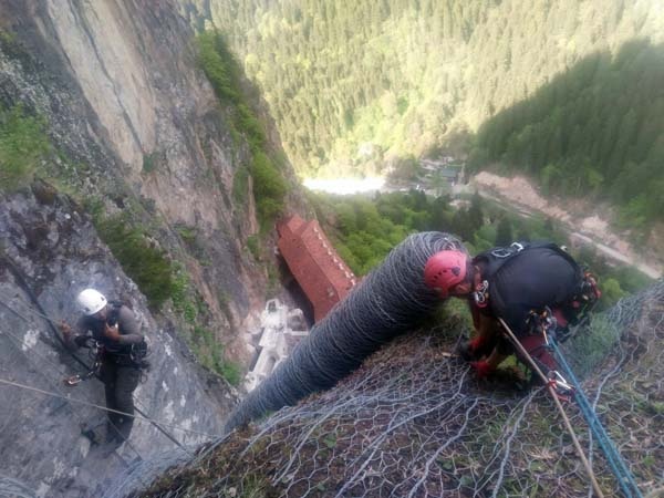 Sümela Manastırı'nda 200 metre dik yamaçta tek tek temizlediler 4