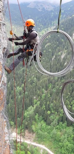 Sümela Manastırı'nda 200 metre dik yamaçta tek tek temizlediler 9
