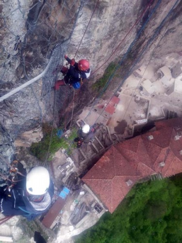 Sümela Manastırı'nda 200 metre dik yamaçta tek tek temizlediler 6