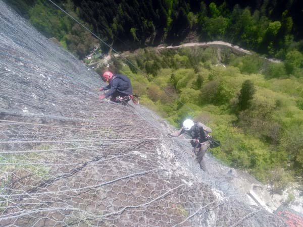 Sümela Manastırı'nda 200 metre dik yamaçta tek tek temizlediler 8