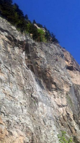 Sümela Manastırı'nda 200 metre dik yamaçta tek tek temizlediler 7