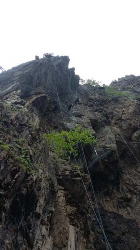 Sümela Manastırı'nda 200 metre dik yamaçta tek tek temizlediler 10