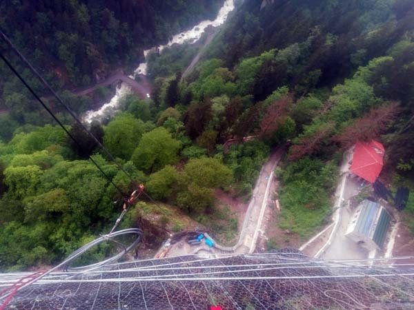 Sümela Manastırı'nda 200 metre dik yamaçta tek tek temizlediler 11