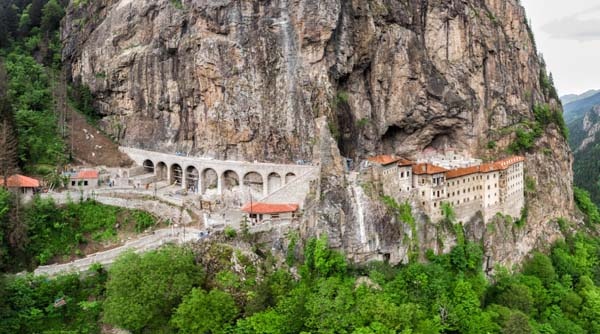 Sümela Manastırı'nda 200 metre dik yamaçta tek tek temizlediler 12