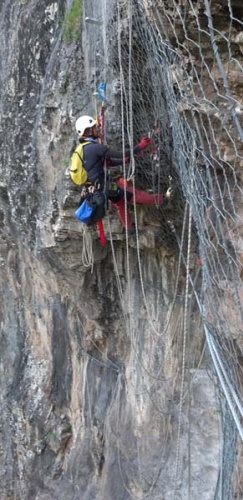 Sümela Manastırı'nda 200 metre dik yamaçta tek tek temizlediler 13