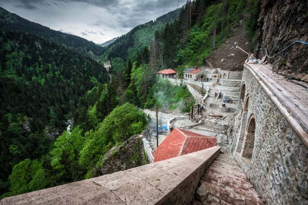 Sümela Manastırı'nda 200 metre dik yamaçta tek tek temizlediler 15