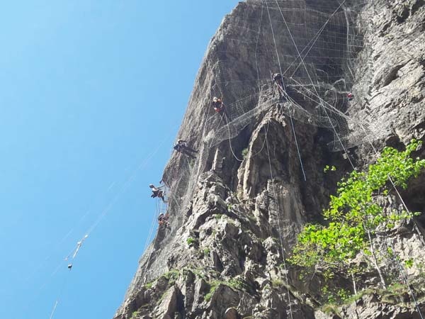 Sümela Manastırı'nda 200 metre dik yamaçta tek tek temizlediler 17