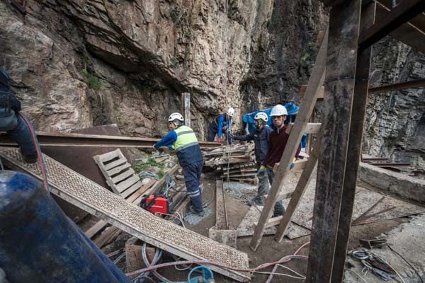 Sümela Manastırı'nda 200 metre dik yamaçta tek tek temizlediler 18