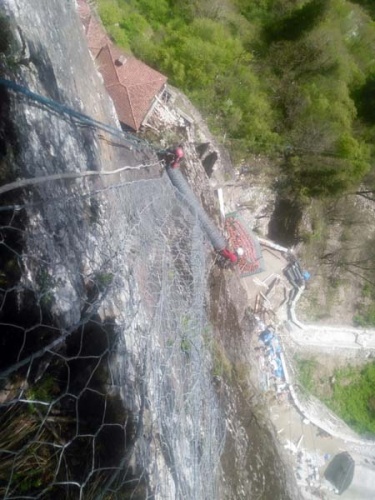 Sümela Manastırı'nda 200 metre dik yamaçta tek tek temizlediler 19