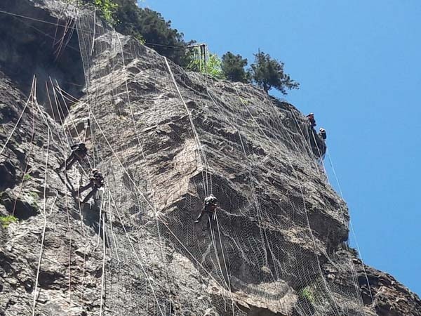 Sümela Manastırı'nda 200 metre dik yamaçta tek tek temizlediler 23