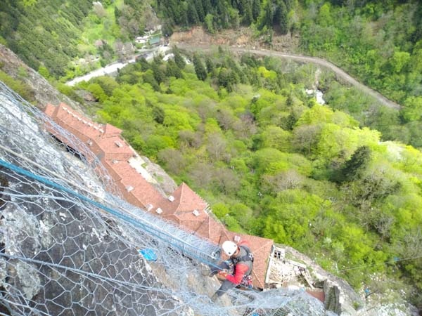 Sümela Manastırı'nda 200 metre dik yamaçta tek tek temizlediler 24