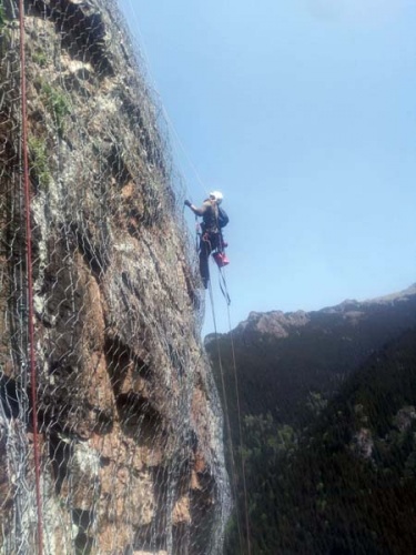 Sümela Manastırı'nda 200 metre dik yamaçta tek tek temizlediler 22