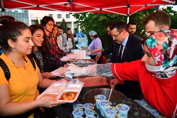 Başkan Genç, öğrencilerle birlikte iftarını açtı 3