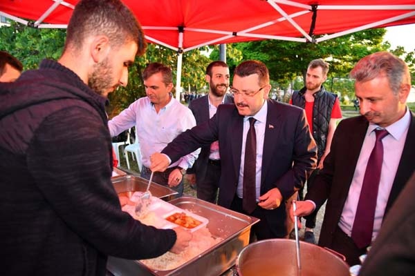 Başkan Genç, öğrencilerle birlikte iftarını açtı 4