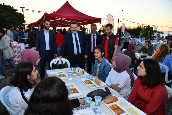 Başkan Genç, öğrencilerle birlikte iftarını açtı 6