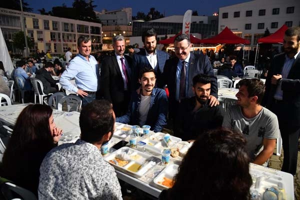 Başkan Genç, öğrencilerle birlikte iftarını açtı 9