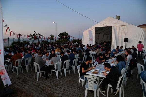Başkan Genç, öğrencilerle birlikte iftarını açtı 8