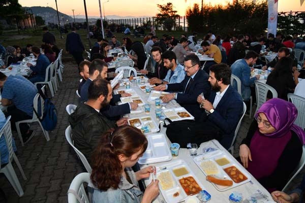 Başkan Genç, öğrencilerle birlikte iftarını açtı 7