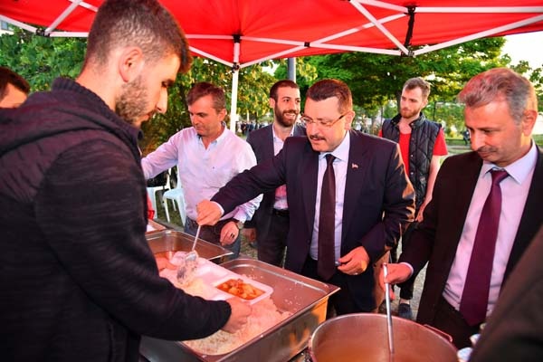 Başkan Genç, öğrencilerle birlikte iftarını açtı 13