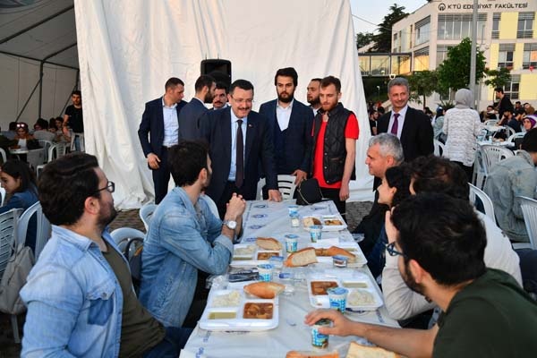 Başkan Genç, öğrencilerle birlikte iftarını açtı 16