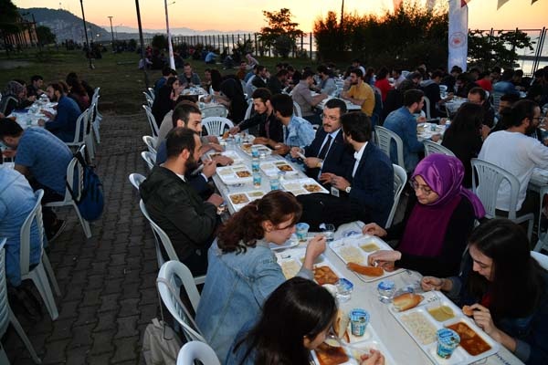 Başkan Genç, öğrencilerle birlikte iftarını açtı 19