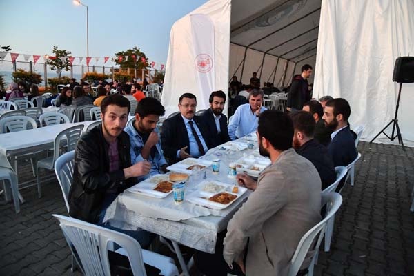 Başkan Genç, öğrencilerle birlikte iftarını açtı 22