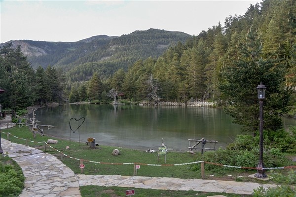 Limni Gölü ziyaretçi akınına uğruyor 3