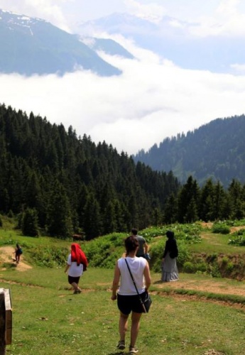 Bulutların üzerindeki yaylaya tatilci akını 13