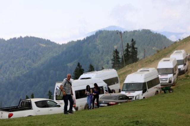 Bulutların üzerindeki yaylaya tatilci akını 11