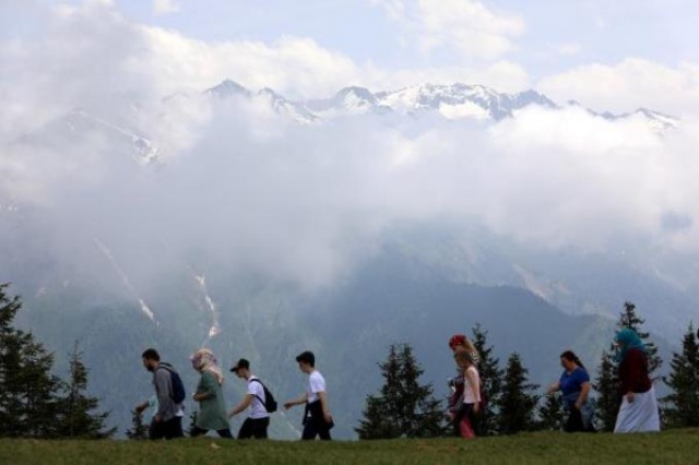 Bulutların üzerindeki yaylaya tatilci akını 6