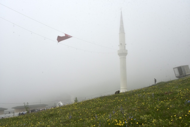 Kadırga'daki üstü açık camide ilk cuma namazı kılındı 3