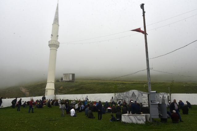 Kadırga'daki üstü açık camide ilk cuma namazı kılındı 10