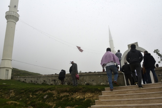 Kadırga'daki üstü açık camide ilk cuma namazı kılındı 11