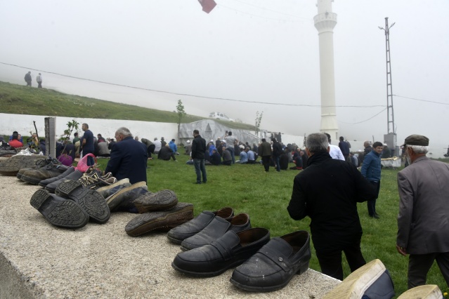 Kadırga'daki üstü açık camide ilk cuma namazı kılındı 9