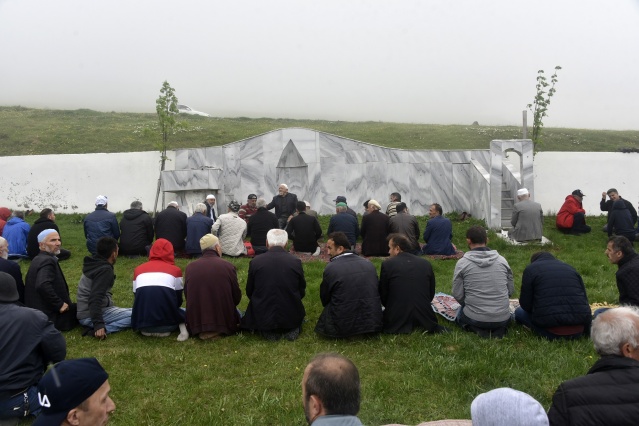 Kadırga'daki üstü açık camide ilk cuma namazı kılındı 7