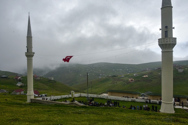 Kadırga'daki üstü açık camide ilk cuma namazı kılındı 5