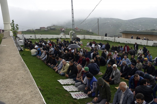 Kadırga'daki üstü açık camide ilk cuma namazı kılındı 12