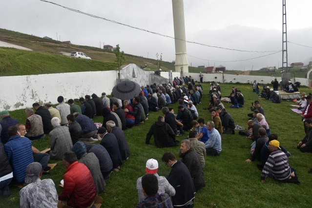 Kadırga'daki üstü açık camide ilk cuma namazı kılındı 18