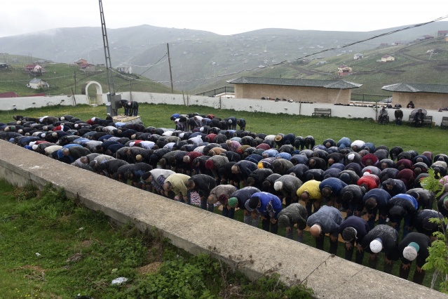 Kadırga'daki üstü açık camide ilk cuma namazı kılındı 23