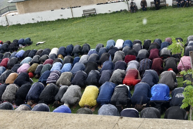 Kadırga'daki üstü açık camide ilk cuma namazı kılındı 20