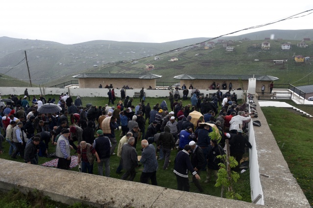 Kadırga'daki üstü açık camide ilk cuma namazı kılındı 13