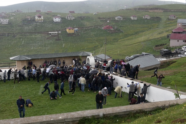 Kadırga'daki üstü açık camide ilk cuma namazı kılındı 22