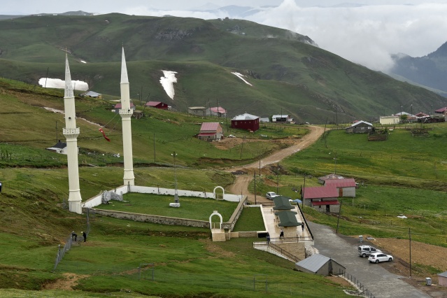 Kadırga'daki üstü açık camide ilk cuma namazı kılındı 21