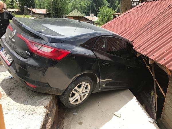 Trabzon plakalı otomobil eve girdi 3