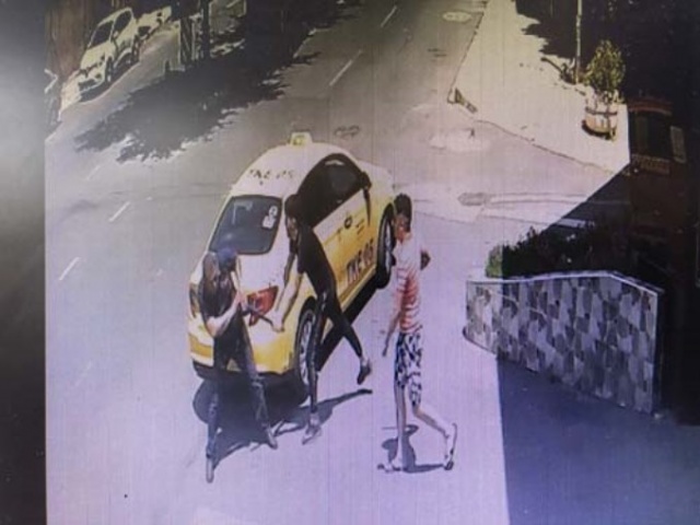 Annesine sarkıntılık yaptığı iddia edilen taksiciyi demir sopayla böyle dövdü 4